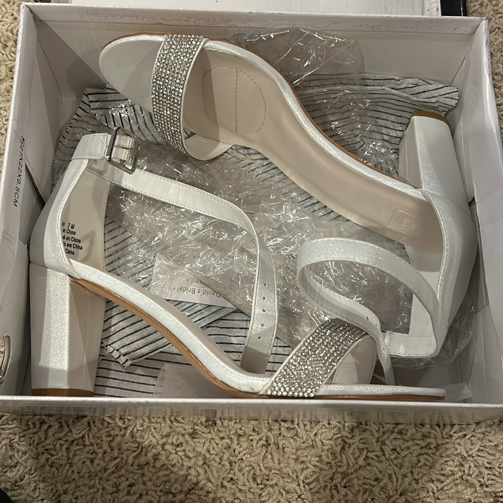 David’s Bridal MIAH white wedding shoes size 7. - Picture 5 of 7